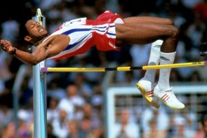 Javier Sotomayor recibió el premio Leyenda de América, otorgado por Panam Sports.