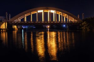 Alguien atraviesa un puente para llegar a ti