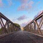 Alguien atraviesa un puente para llegar a ti 6