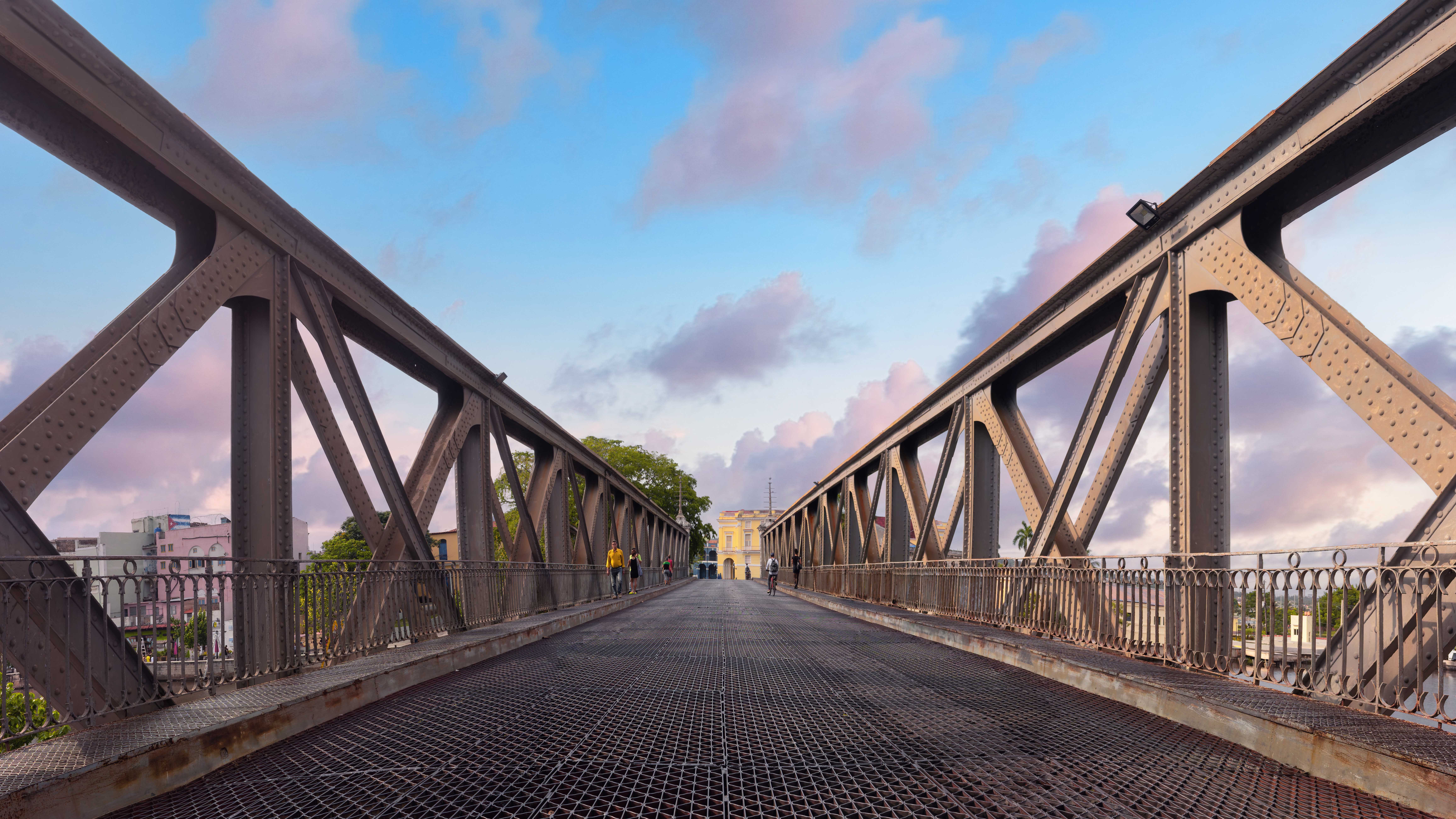 Alguien atraviesa un puente para llegar a ti 6