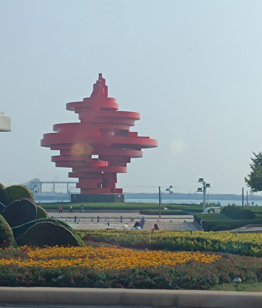 Plaza del  Cuatro de Mayo, ubicada en el centro del área de negocios en Qingdao, toma su nombre en honor al Movimiento del Cuatro de Mayo. Es conocida por la escultura del "Viento de Mayo", símbolo de la ciudad y popular destino turístico.