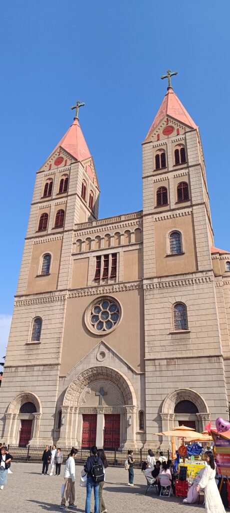 Catedral de San Miguel, iglesia católica ubicada en la parte más antigua de Qingdao, en el centro de la porción de la ciudad de origen alemán.