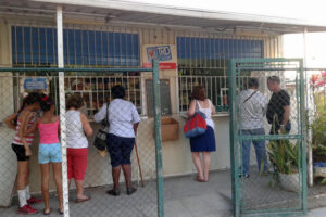 Desde San Pedro de Mayabón, pobladora refiere las dificultades para adquirir los productos que antes se vendían en el quiosco de la Cadena de Tiendas Caribe, porque el mismo fue cerrado.