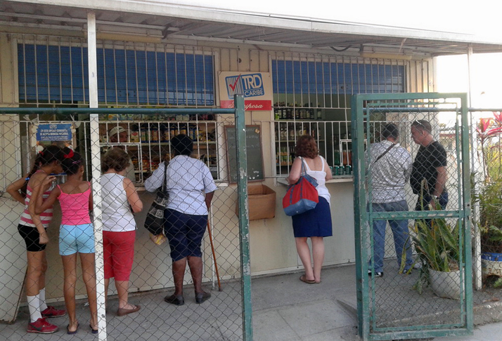 Desde San Pedro de Mayabón, pobladora refiere las dificultades para adquirir los productos que antes se vendían en el quiosco de la Cadena de Tiendas Caribe, porque el mismo fue cerrado.