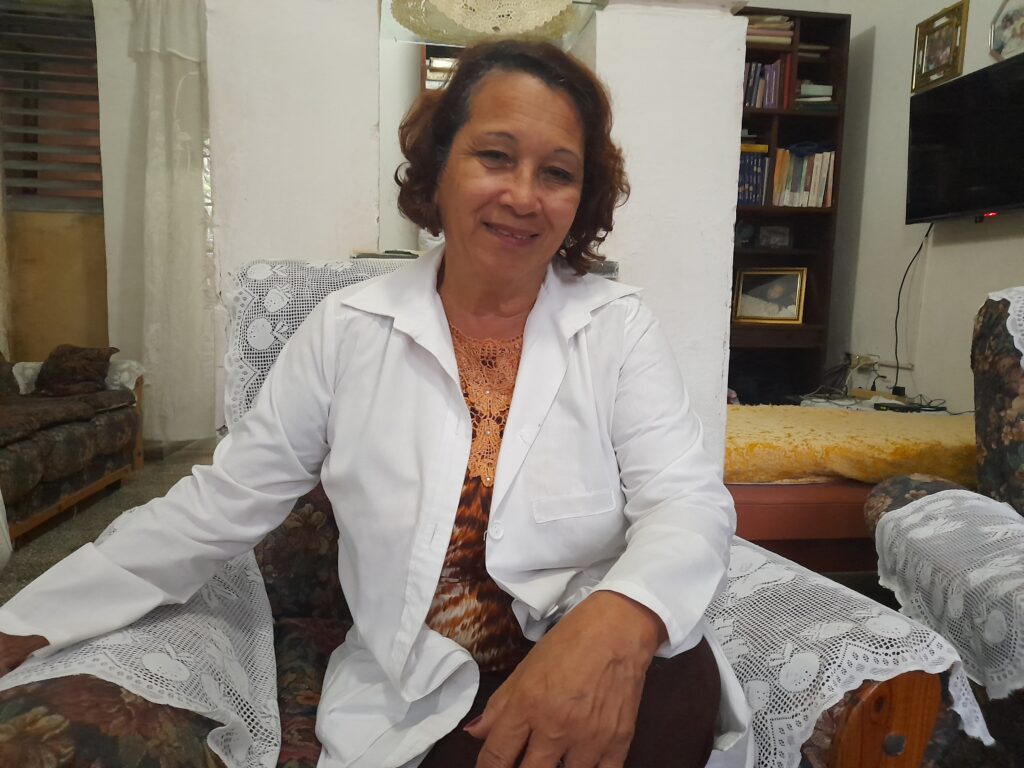 Ana Isabel Baños Alfonso ama la medicina. Orgullosa mira su bata una y otra vez y recuerda cuántas experiencias como doctora ha vivido.