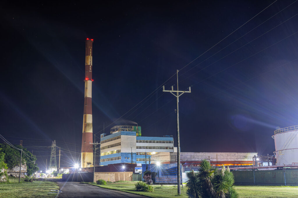 La Central Termoeléctrica (CTE) Antonio Guiteras salió de línea a las 15:40 horas. El motivo de esta interrupción es realizar mantenimiento y reparaciones.
