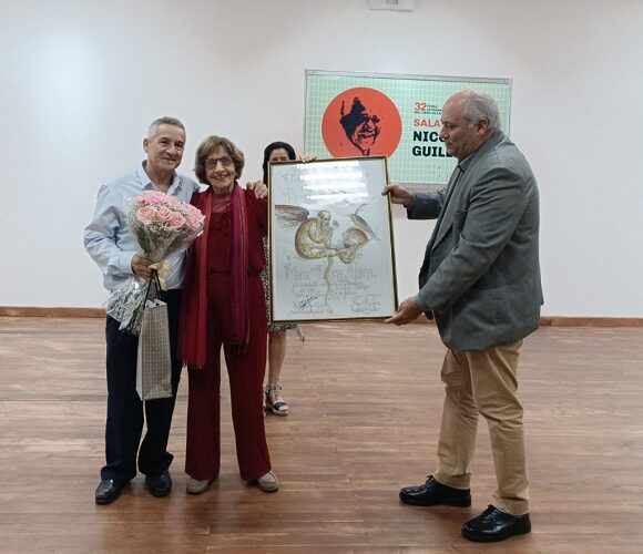 El Premio Nacional de Literatura 2023 le fue entregado este viernes a la escritora María Elena Llana en el marco de la XXXII Feria Internacional del Libro.