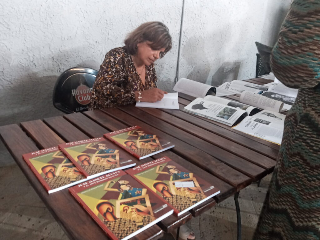 La autora firma ejemplares de su más reciente publicación, José Manuel Acosta y el arte moderno en Cuba