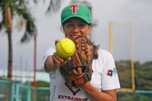 Lilian, miembro de la hermandad del softbol de la prensa cubana. Foto tomada de Cubaperiodistas