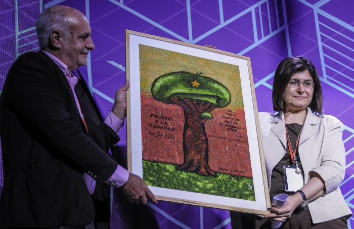 Ricardo Ronquillo, Presidente Nacional de la UPEC, entrega Premio de la Dignidad al canal Al Mayadeen. Foto: José Manuel Correa