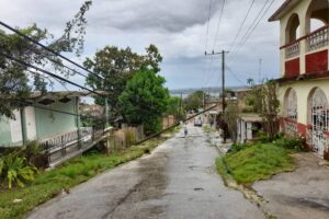 Afectaciones eléctricas y al servicio telefónico, árboles caídos y zonas inundadas son algunos de los vestigios que dejaran en Matanzas las fuertes precipitaciones de las últimas horas.