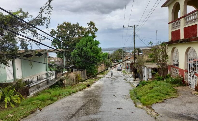 Afectaciones eléctricas y al servicio telefónico, árboles caídos y zonas inundadas son algunos de los vestigios que dejaran en Matanzas las fuertes precipitaciones de las últimas horas.