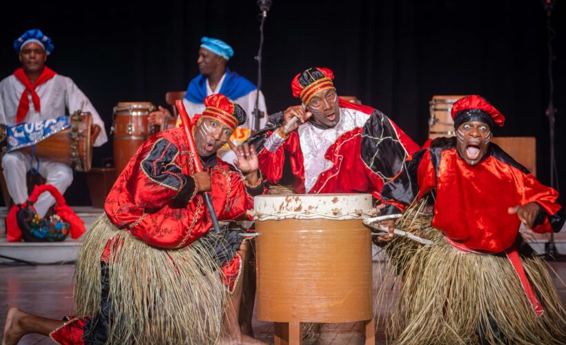 El espectáculo inaugural de Ríos intermitentes III, segmento yumurino de la Bienal de La Habana, reunió a la agrupación Zinat Al Sharjah, de Emiratos Árabes Unidos, con Muñequitos de Matanzas y Afrocuba, dos brazos de un mismo río sonoro, en lo que puede calificarse como una velada musical inolvidable.