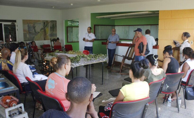 Capacitar a líderes artesanales locales para impulsar el desarrollo del sistema productivo de la sericultura es el objetivo principal del taller que tiene lugar en la Estación Experimental de Pastos y Forrajes (EEPF) Indio Hatuey.