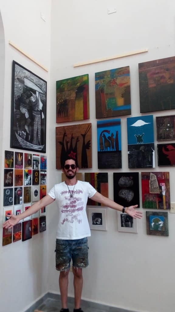 Adrián Gómez Sancho junto a su arte