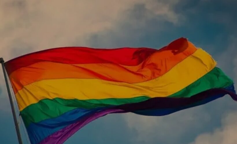 Estandarte de la homosexualidad contra el acto del homofóbico