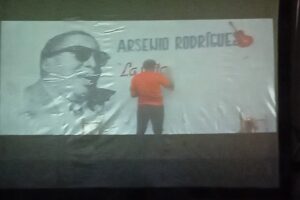 La periodista matancera Arlety Veunes Toro presentó su documental "La vida es un sueño" sobre la vida de Arsenio Rodríguez, el ciego maravilloso, en la peña Travelling dedicada al audiovisual realizado por jóvenes en el marco de las Romerías de Mayo, en la ciudad de Holguín.