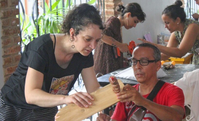 De la estructura, mecánica y articulaciones de los títeres aprendieron hoy hacedores de las artes escénicas en Matanzas durante un taller impartido por Mylene Leboeuf-Gagné, creadora procedente de Canadá que participa por vez primera en el Festitaller Internacional de Títeres de Matanzas (Festitim).