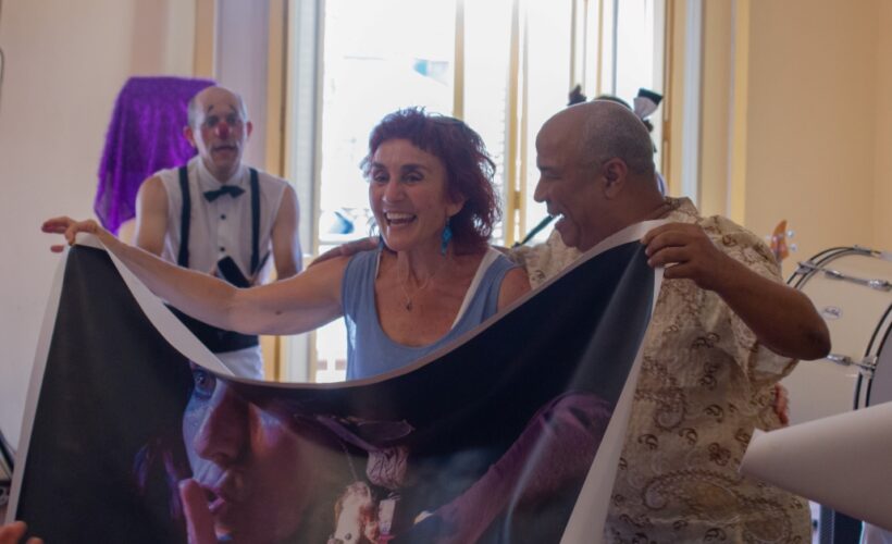 La obra La casa del abuelo, de Teatro La Rous de España, obtuvo el premio Premio Xiomara Palacio, que se entregó la tarde de este domingo 19 de mayo, en el Salón de los Espejos de Sauto, durante la clausura de la XV edición del Festitaller Internacional de Títeres de Matanzas (Festitim).