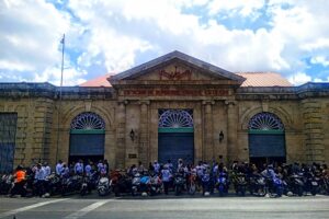 En el Día Internacional del Bombero Forestal, el Club de Motos Eléctricas de La Habana, junto al club matancero, se llegaron hasta el Cuartel de Bomberos de Matanzas para rendirle tributo a los combatientes caídos en el cumplimiento de su deber.