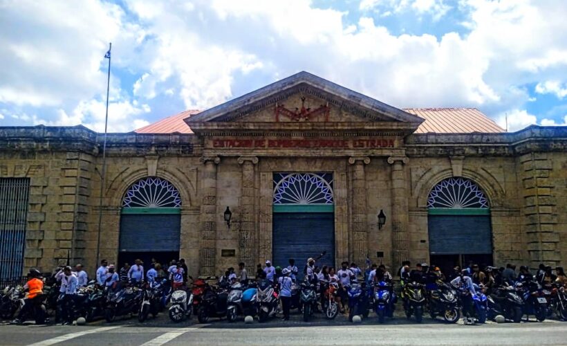 En el Día Internacional del Bombero Forestal, el Club de Motos Eléctricas de La Habana, junto al club matancero, se llegaron hasta el Cuartel de Bomberos de Matanzas para rendirle tributo a los combatientes caídos en el cumplimiento de su deber.