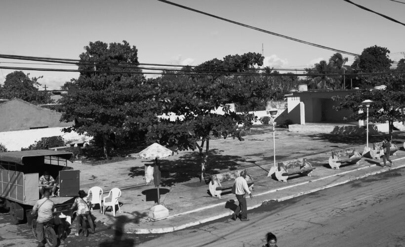 No recuerdo la edad de mi primer desfile, pero sé que desde que recuerdo la fecha nunca fue un día para quedarse a dormir la mañana. Entonces los primeros de mayo eran muy simples: desfilar desde el Parque de la Iglesia hasta el de la Calle Real, subirme a los hombros de mi papá o ir de su mano y mirar la escuela, el cine la casa de la cultura y seguir hasta el Parque Isidoro Beruvides “el Parque”, donde después el día sería de fiesta.