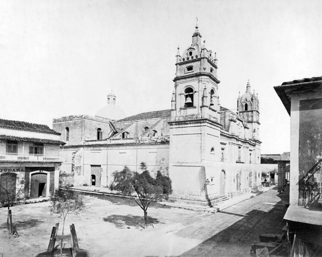 La catedral de San Carlos Borromeo es, en parte, tan antigua como la ciudad misma.