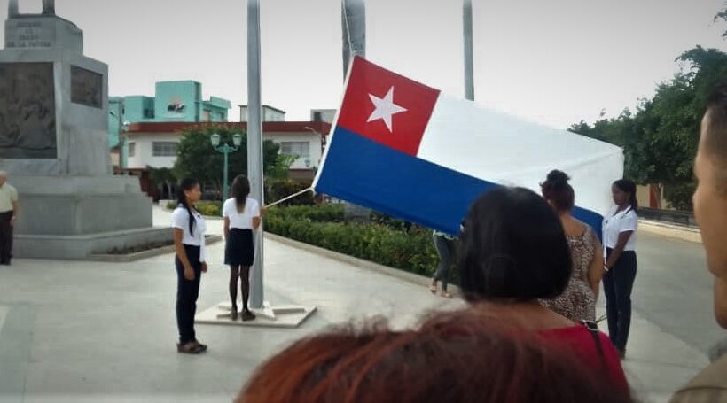 Ceremonia de la Bandera en el Parque Carlos Manuel de Céspedes, con la participación de los delegados de todo el País, da inicio al Taller Nacional de Directores y Especialistas en Derecho Electoral. Fotos Maribel Licea Avilés