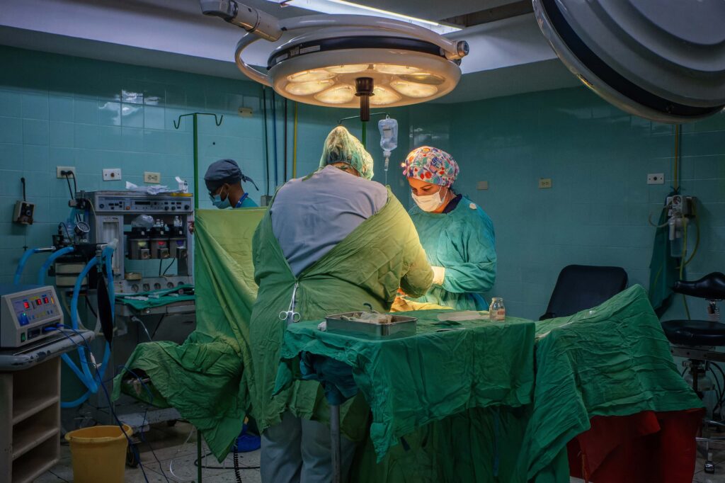 En la sala de operaciones, donde la precisión es ley y el tiempo se mide en suspiros, las manos de estos médicos danzan con la certeza de quienes dominan un arte tan vital como complejo.