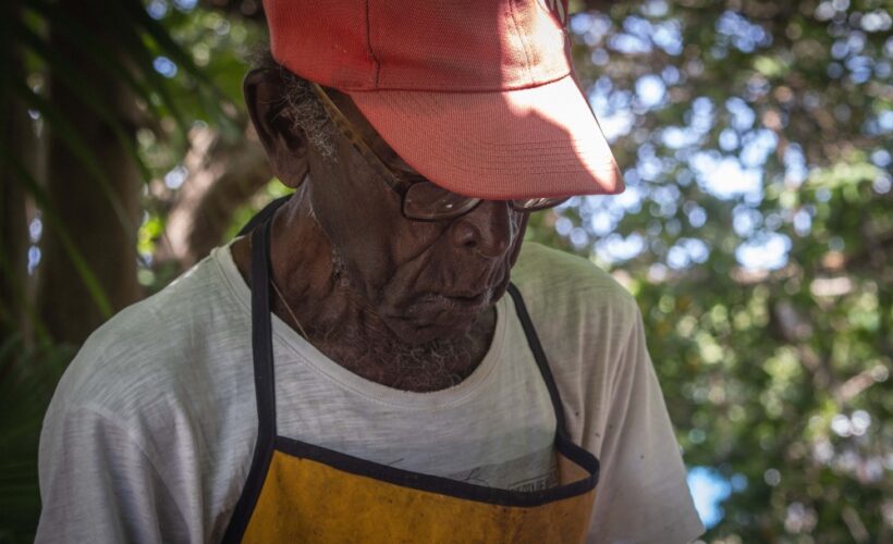 Juan Duquesne Cárdenas conoce a las aguas como a la palma de su mano, da igual si son de río o de mar. Aunque ya con sus 86 años no se adentra en ellas sí le siguen aportando sustento. 