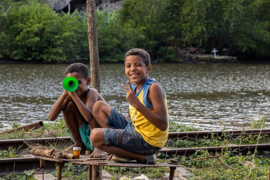 Tocar timbres de casas y otras costumbres de los niños cubanos. Foto: Raúl Navarro
