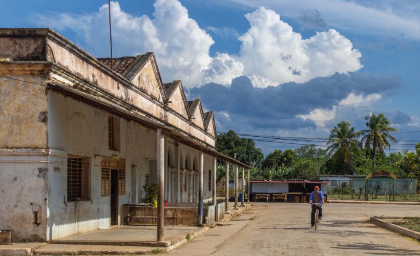 El pueblo de España, ubicado en una Matanzas rural y silenciosa, es una de esas zonas que ahora se enfrenta al fantasma de lo que fue gracias a su central azucarero, pero ya no es.