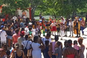 La Colmenita, reconocida agrupación teatral infantil, alegró hoy al público que acudió al popularmente conocido como parque de diversiones de Monserrate, con motivo de festejar el Día de los Niños en Cuba.