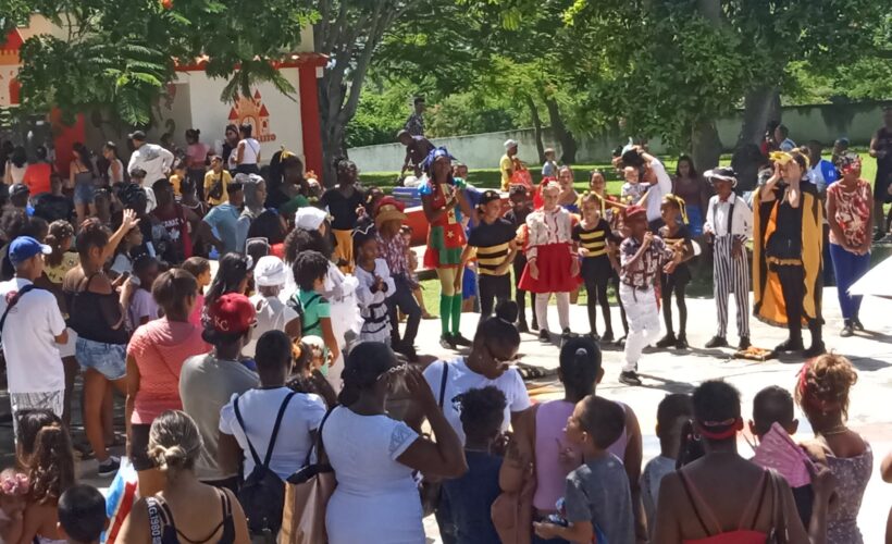 La Colmenita, reconocida agrupación teatral infantil, alegró hoy al público que acudió al popularmente conocido como parque de diversiones de Monserrate, con motivo de festejar el Día de los Niños en Cuba.