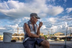 Teódulo García Abreu, de ochenta años, es una de esas personas que parecen tan viejas como el propio río. Con su andar pausado y su mirada sabia, Teódulo se ha convertido en una figura emblemática en la ribera del San Juan.