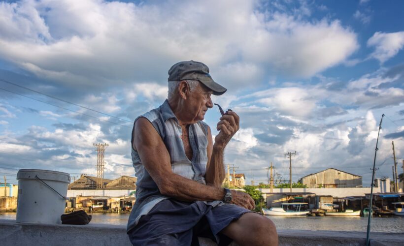 Teódulo García Abreu, de ochenta años, es una de esas personas que parecen tan viejas como el propio río. Con su andar pausado y su mirada sabia, Teódulo se ha convertido en una figura emblemática en la ribera del San Juan.