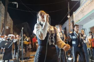 Mariachi Los Coyotes en la comunidad. Foto: tomada del grupo de Facebook de la agrupación