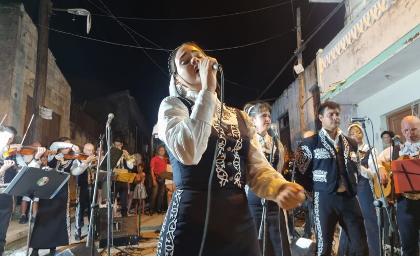 Mariachi Los Coyotes en la comunidad. Foto: tomada del grupo de Facebook de la agrupación