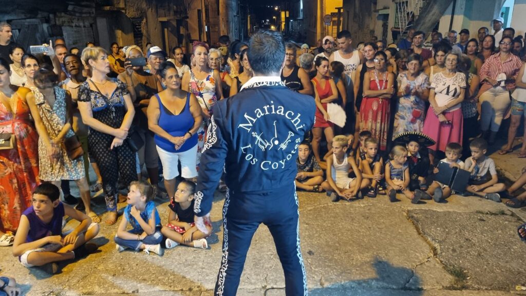 Mariachi Los Coyotes lleva su música a la comunidad. Foto: tomada del grupo de Facebook de la agrupación