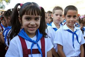 Niños vistiendo el uniforme escolar