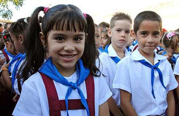 Niños vistiendo el uniforme escolar