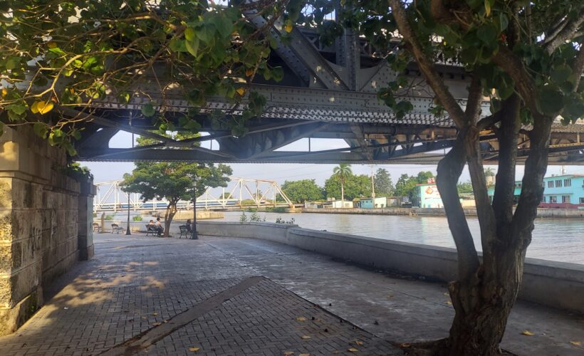 Agua debajo del puente