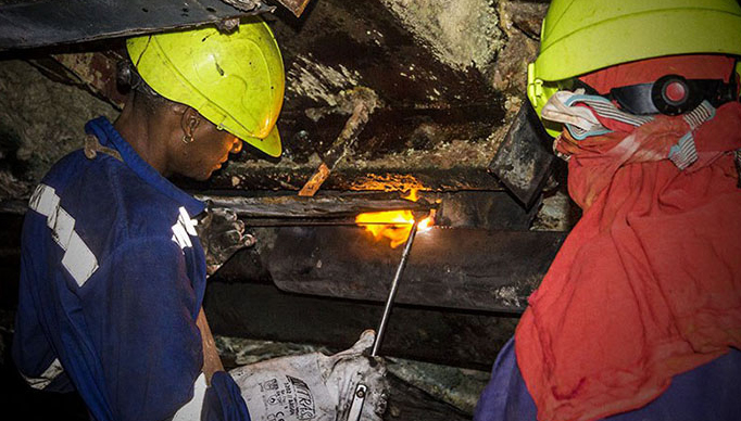 Trabajos de mantenimiento en la termoeléctrica de Felton, en Holguín, noviembre de 2023. Foto: ACN.