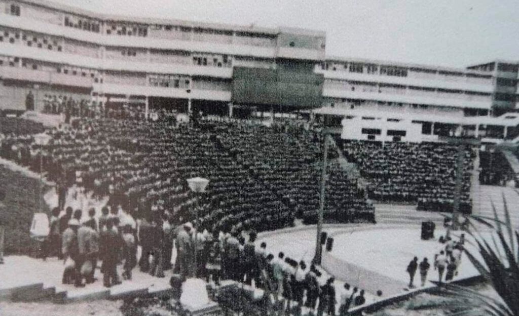 Hoy las palabras sobran, porque las fotos hablan por sí solas. Yo también estudié en el IPVCE Carlos Marx, pero los verdaderos protagonistas de esta publicación son ellos: los miles de jóvenes que han pasado por sus pasillos, escribiendo juntos la historia de la Vocacional.