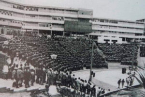 Hoy las palabras sobran, porque las fotos hablan por sí solas. Yo también estudié en el IPVCE Carlos Marx, pero los verdaderos protagonistas de esta publicación son ellos: los miles de jóvenes que han pasado por sus pasillos, escribiendo juntos la historia de la Vocacional.