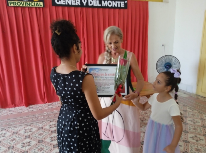 La ASCUBI otorga premio Vocación de Servir a Maria Aleyda Aguiar