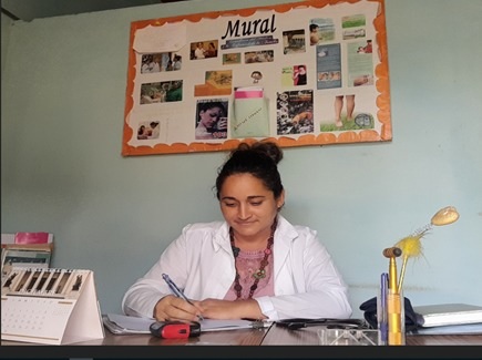 Historias de bata blanca III – Dra. Evelyn: Doctora en Ciencias desde un consultorio médico