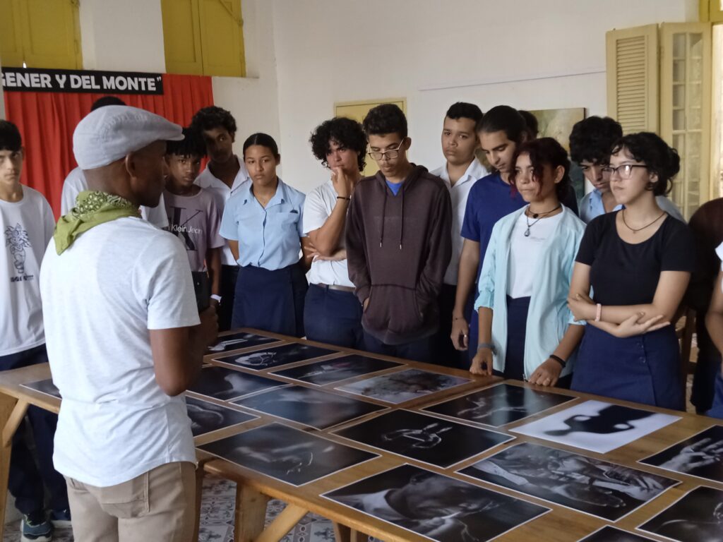 Presentan expo fotográfica antirracista El cepo del silencio