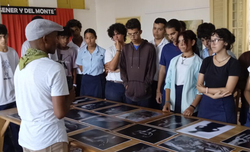 Presentan expo fotográfica antirracista El cepo del silencio