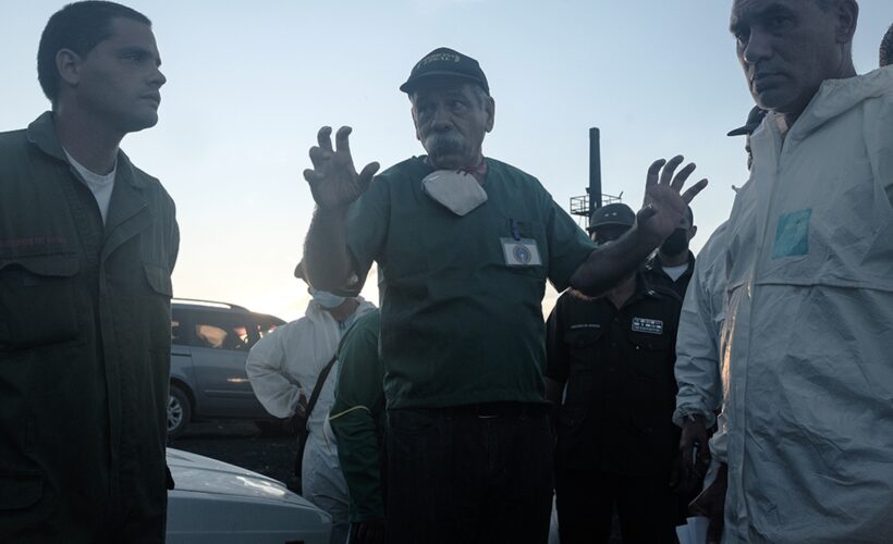 Doctor Jorge González Pérez durante la búsqueda de los restos de los desaparecidos en el incendio del supertanquero. Foto: Julio César García / Archivos de Girón,